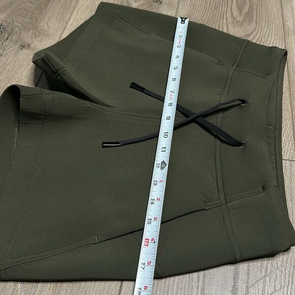Lululemon In-Form‎ Medium Rise 3.5” Short Dark Olive Luxtreme Casual Shorts 4 - Picture 6 of 9